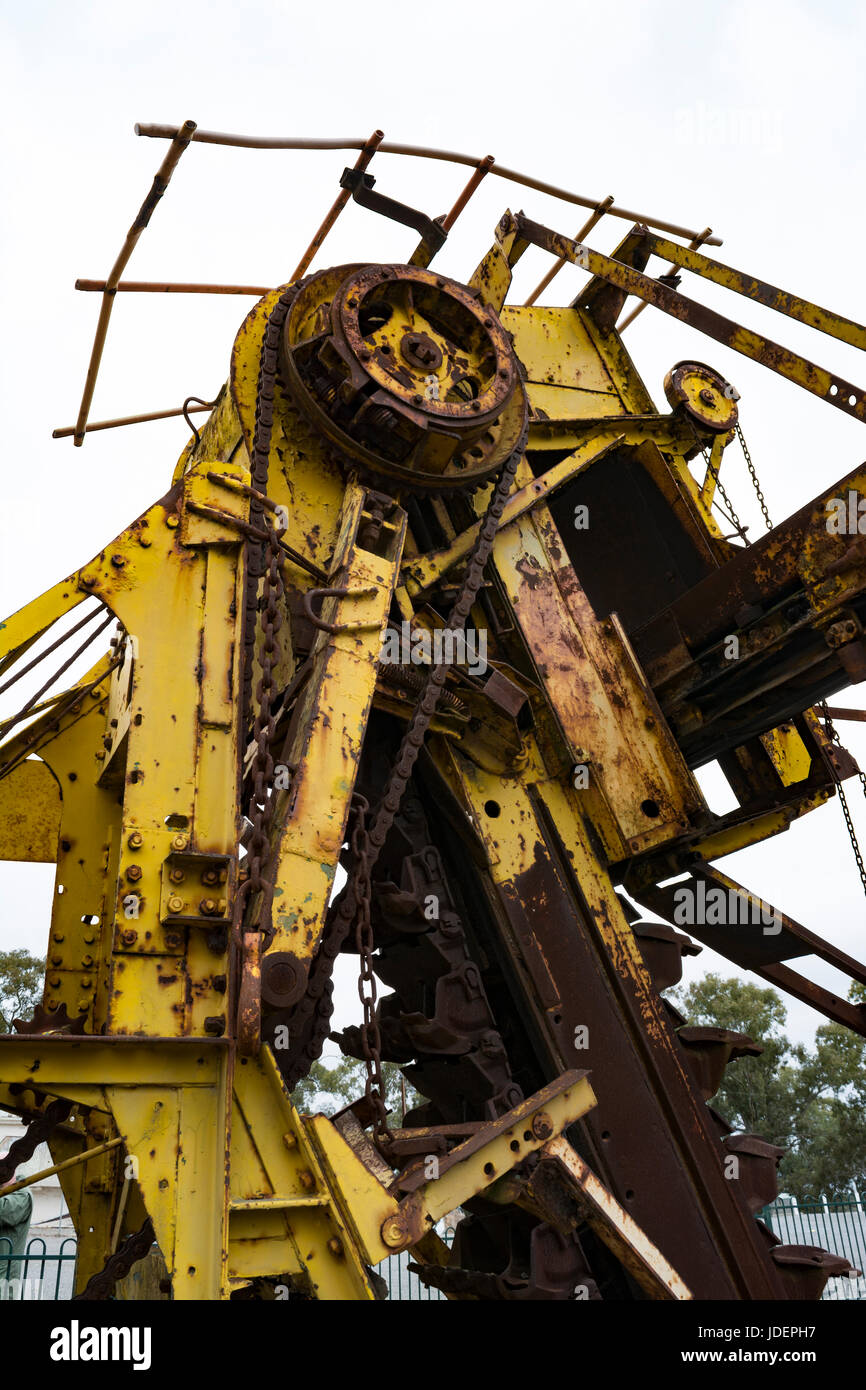 Vista di parte di un vecchio smantellata arrugginimento macchinari al Whispering Wall, Barossa serbatoio in Williamstown, Sud Australia. Una sorta di trincea d Foto Stock