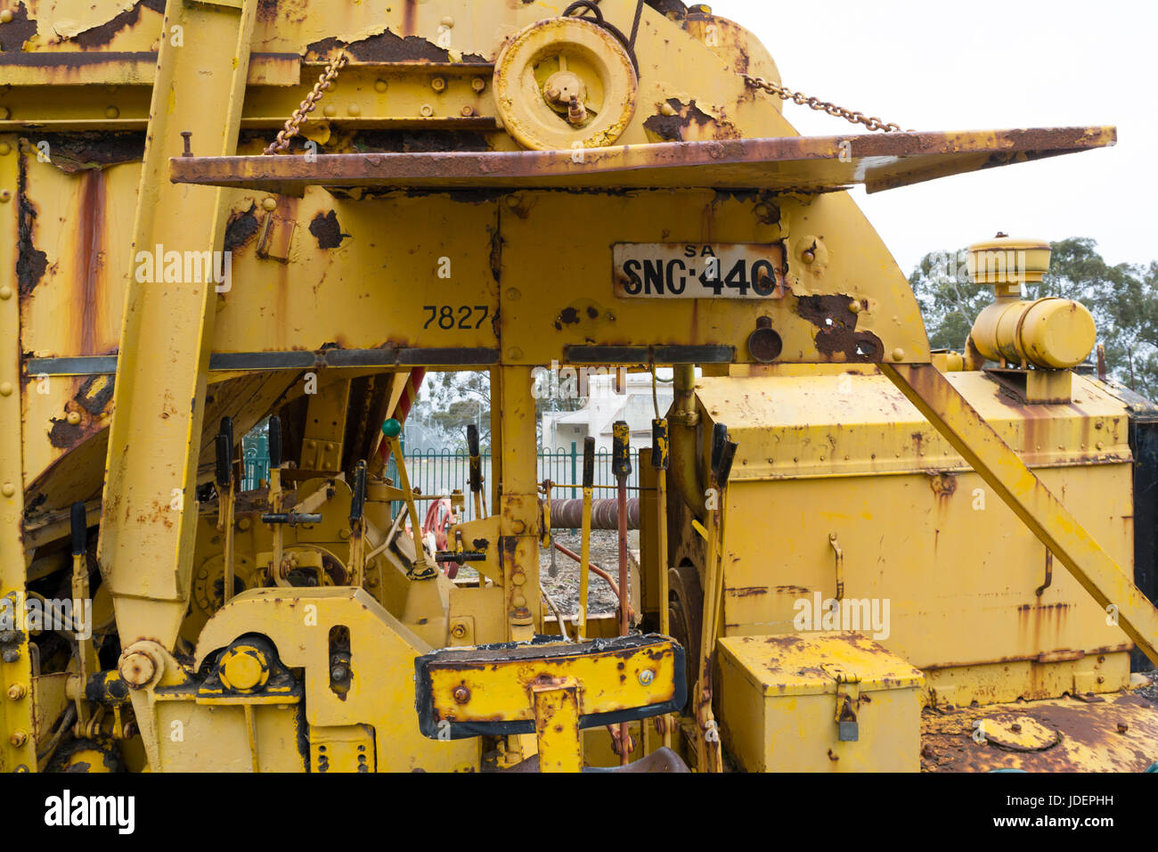 Vista di parte di un vecchio smantellata arrugginimento macchinari al Whispering Wall, Barossa serbatoio in Williamstown, Sud Australia. Una sorta di trincea d Foto Stock