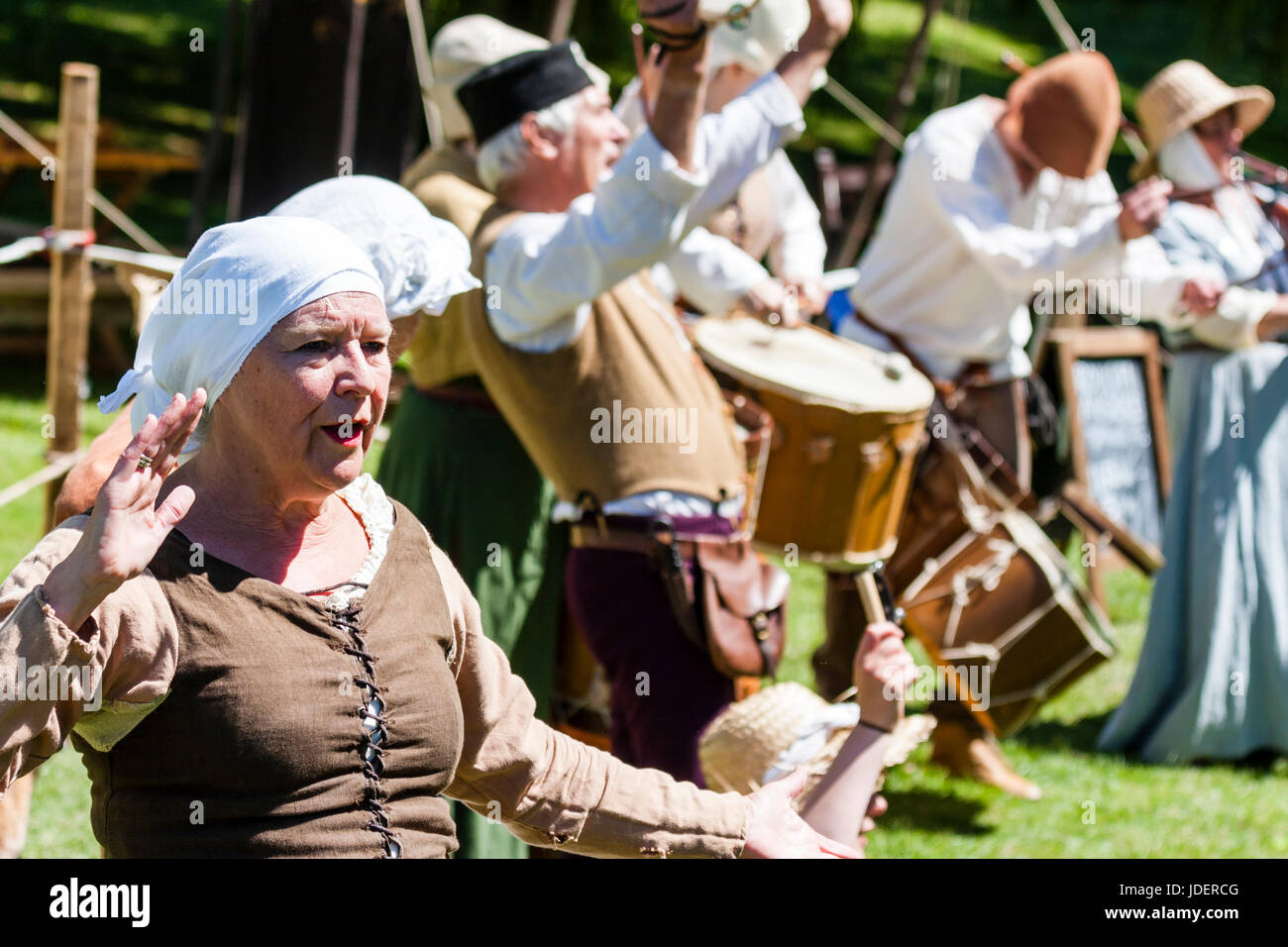 Medievale Musicke ruvida storia viva menestrello gruppo di eseguire sul verde, Sandwich città. Fila di musicisti vestiti in costumi medievali. Foto Stock