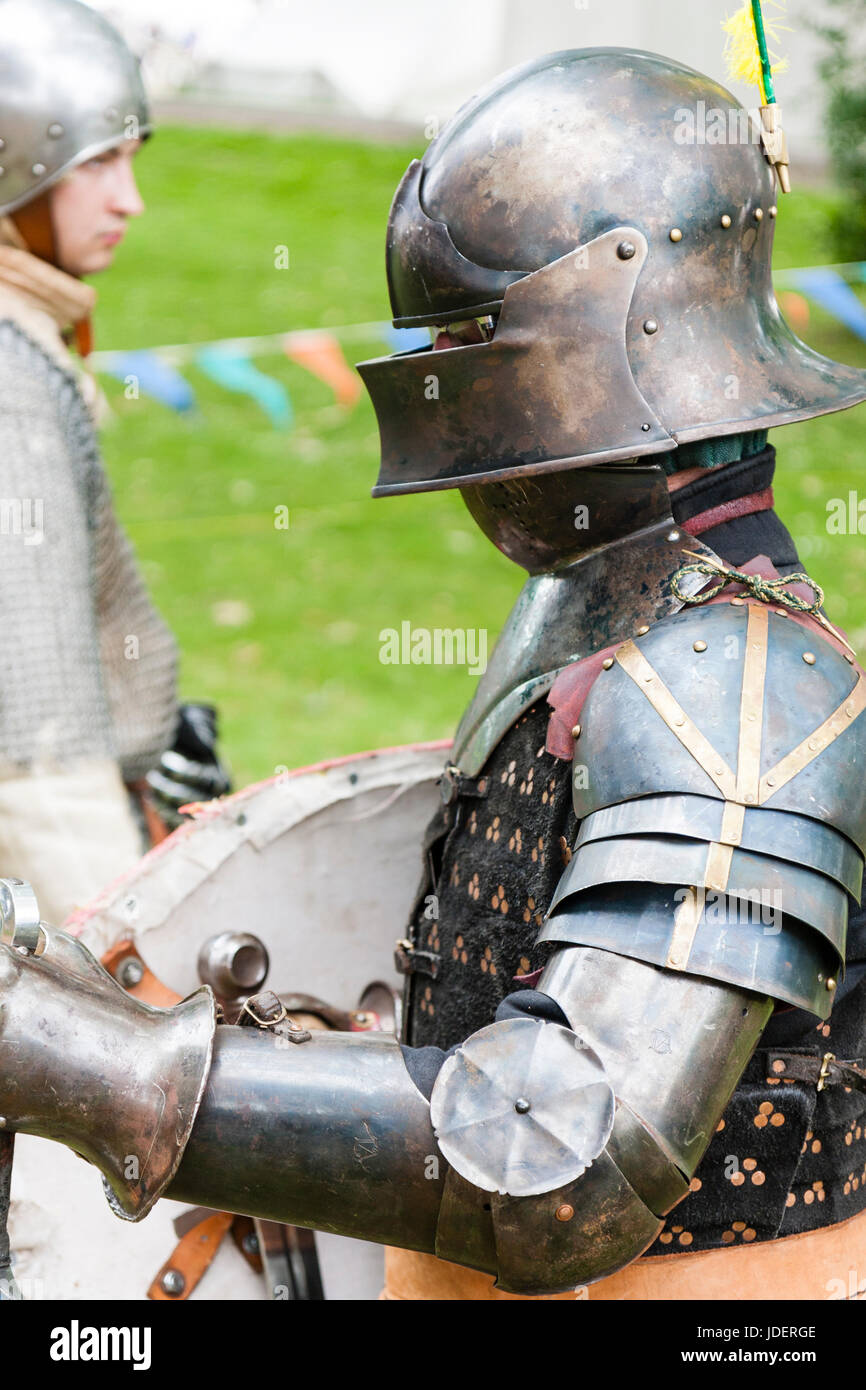 Vista laterale, ritratto dell uomo nel borgo medievale di armatura, testa e spalle. Casco con la visiera abbassata. Foto Stock