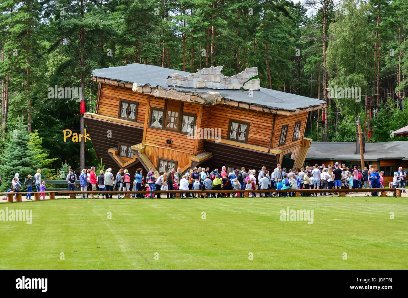 12 agosto 2016 Szymbark-Poland, famosa attrazione turistica in Szymbark open air museum - Casa sul tetto che possono essere immessi e offre surreale Foto Stock