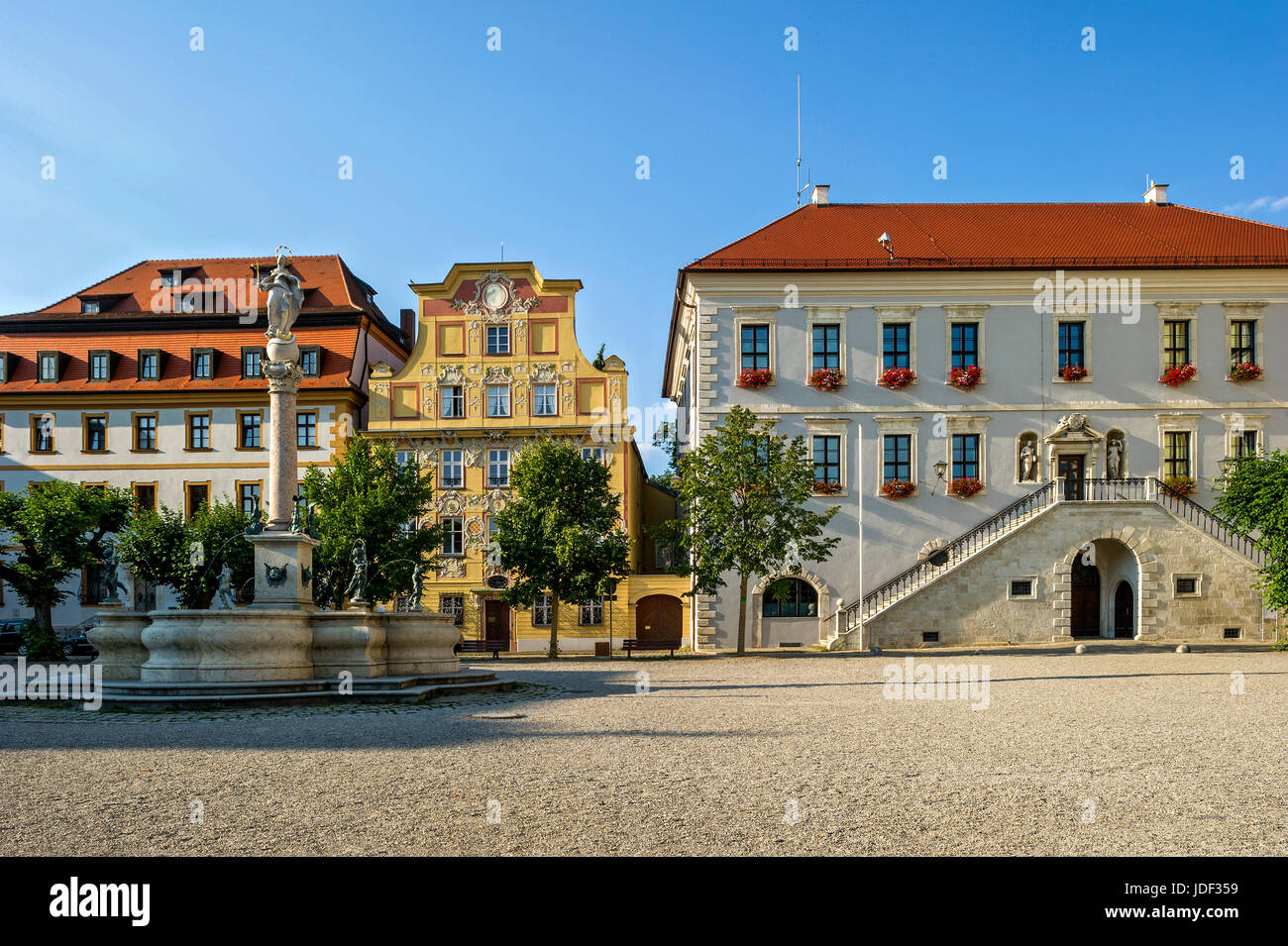 Zieglerhaus, Marienbrunnen, aristocratica town house Thurn- e Taxishaus, Municipio, Karlsplatz, Neuburg sul Danubio Foto Stock