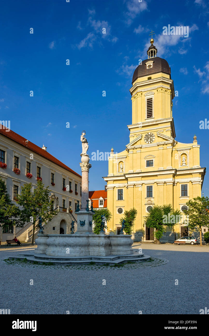 Il Municipio, Marien fontana, la cappella della corte Santa Maria, Karlsplatz, Neuburg sul Danubio, Alta Baviera, Baviera, Germania Foto Stock