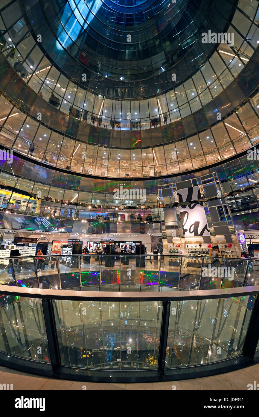 Atrio Interno del grande magazzino Galeries Lafayette, Friedrichstraße, Berlino, Germania Foto Stock