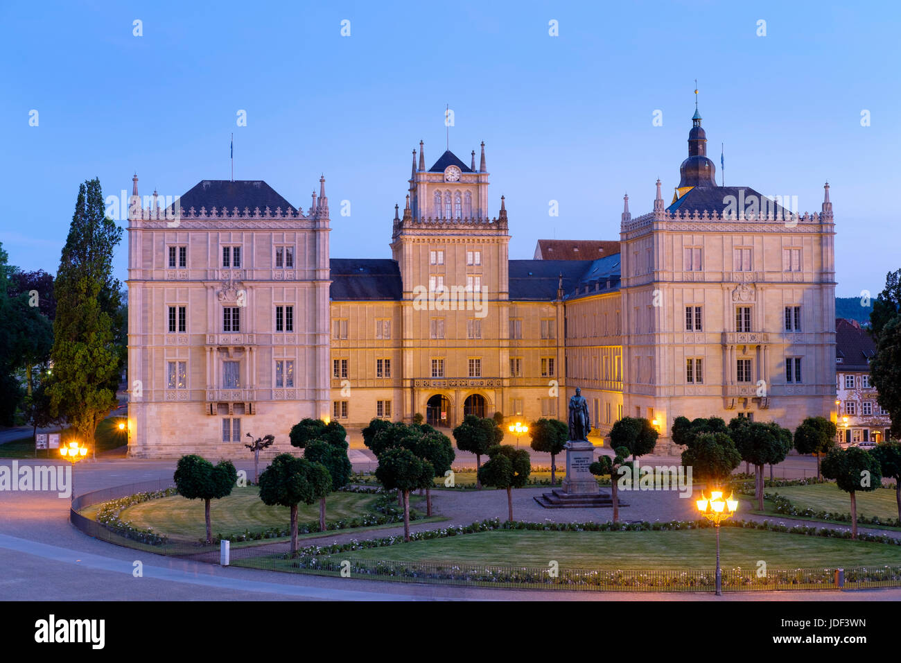 Castello di Casteldarne, la piazza del palazzo, crepuscolo, Coburg, Alta Franconia, Franconia, Baviera, Germania Foto Stock