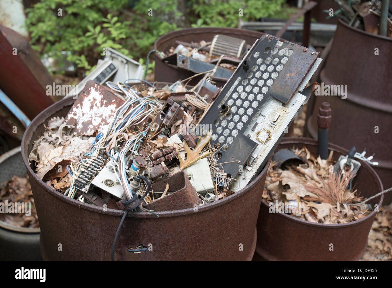 Automotive componenti elettronici in metallo trash lattine in junkyard. Foto Stock