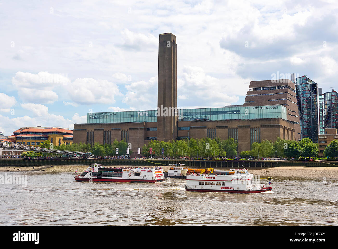 La Tate Modern e il fiume Tamigi Foto Stock