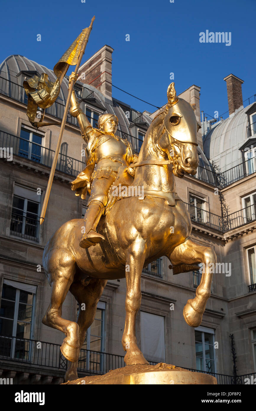 Statua dorata di Giovanna d'Arco (Jeanne d'Arc) a Place des Pyramides, Parigi Francia Foto Stock