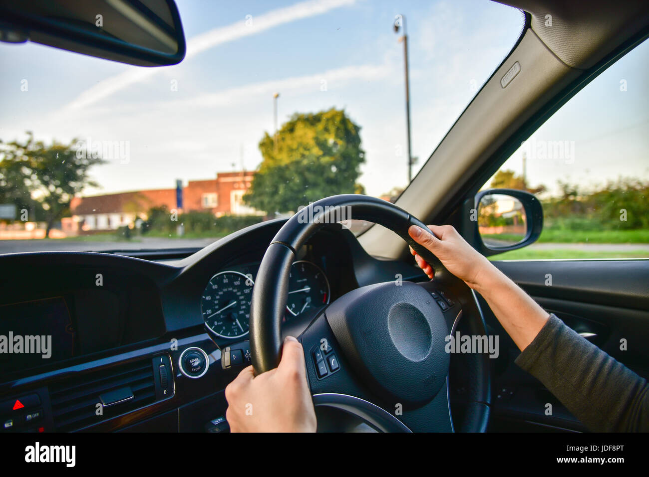 Una donna alla guida di una vettura moderna. Foto Stock