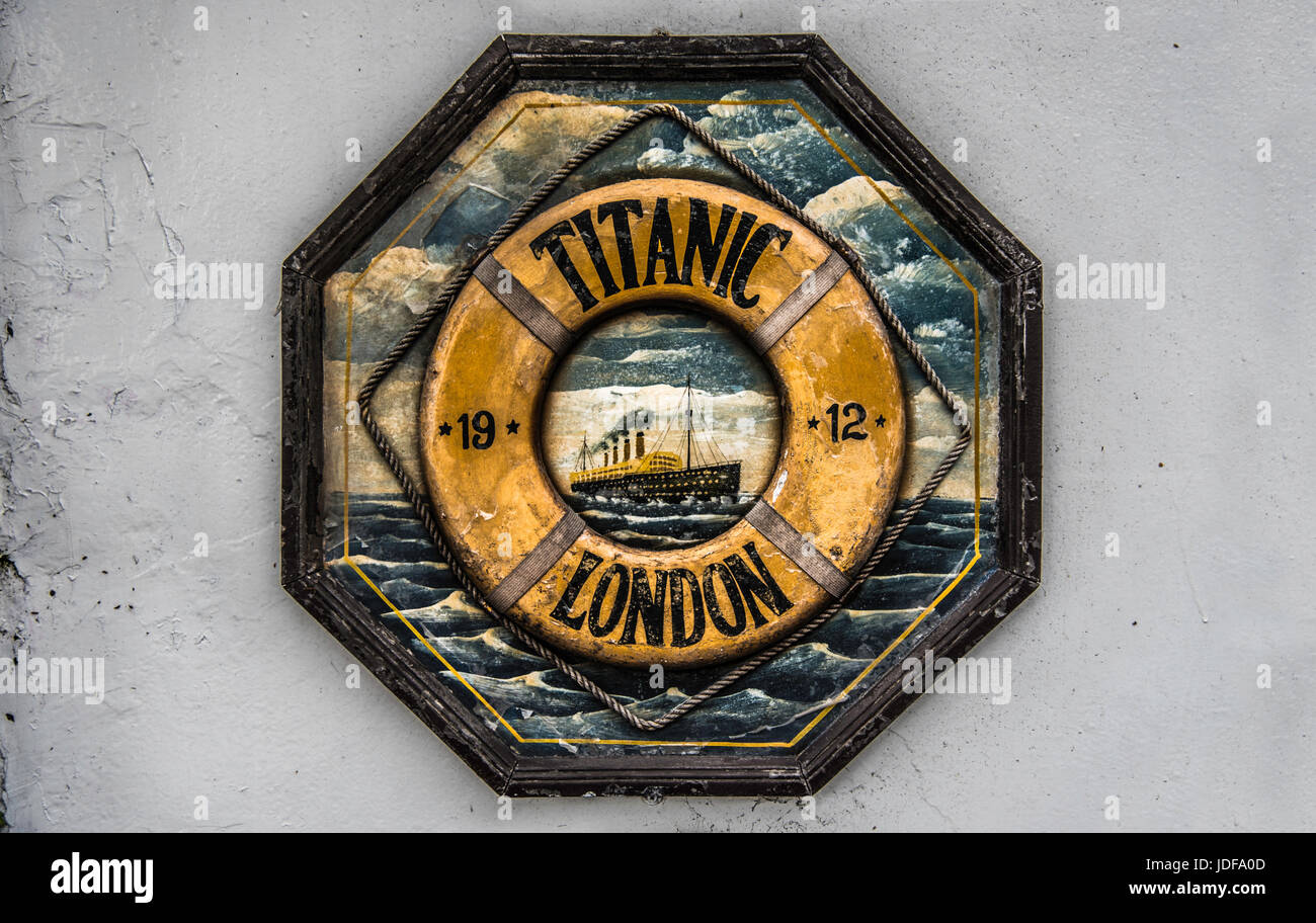 RMS Titanic opere d'arte appese in Cobh, Irlanda. È noto come la stella bianca camicia del Titanic ultimo porto di scalo in 1912. Foto Stock