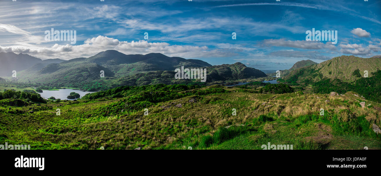 Ladies View Panorama a Killarney, Co. Kerry, Irlanda. Una panoramica si affacciano lungo la N71 porzione di anello di Kerry, nel Parco Nazionale di Killarney Foto Stock