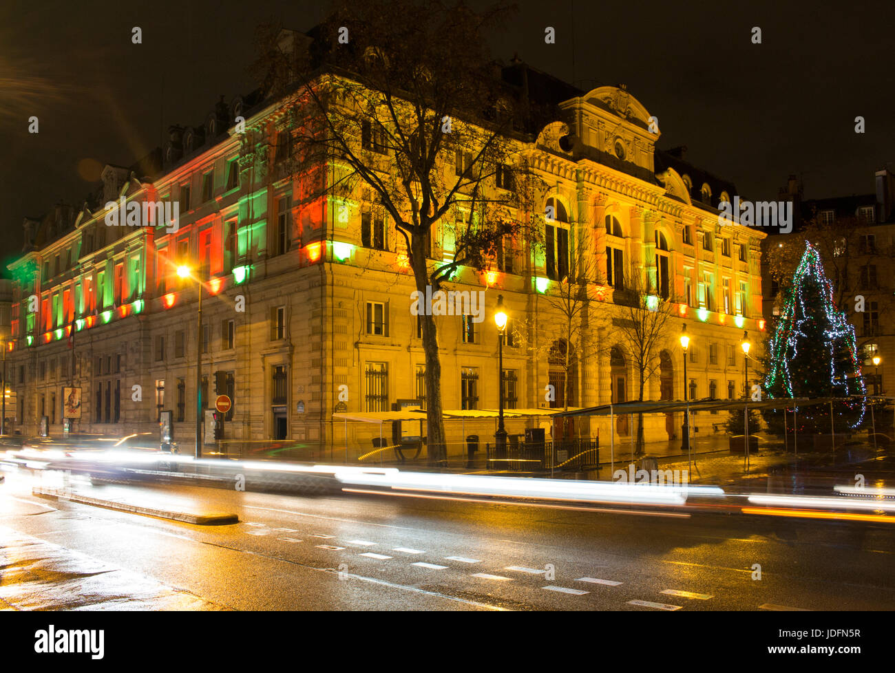 Vista del sindaco del 4° Arrondissement edificio a notte a Parigi. Sentieri di luce delle vetture in movimento creare spettacolari e un ambiente dinamico. Foto Stock