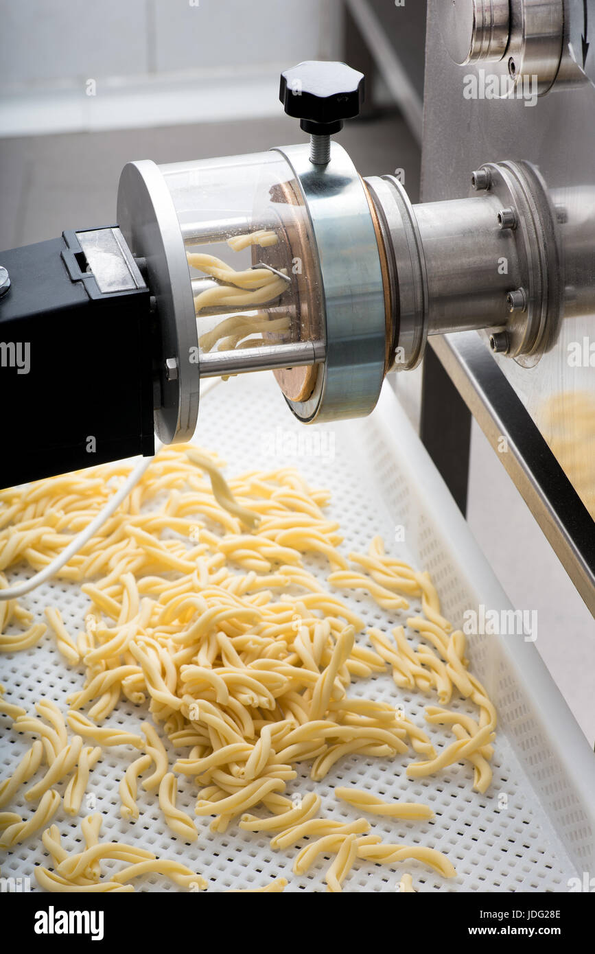 Macchina automatica per la realizzazione di italiani freschi di produzione di paste caserecce tagliatelle in una vista ravvicinata Foto Stock