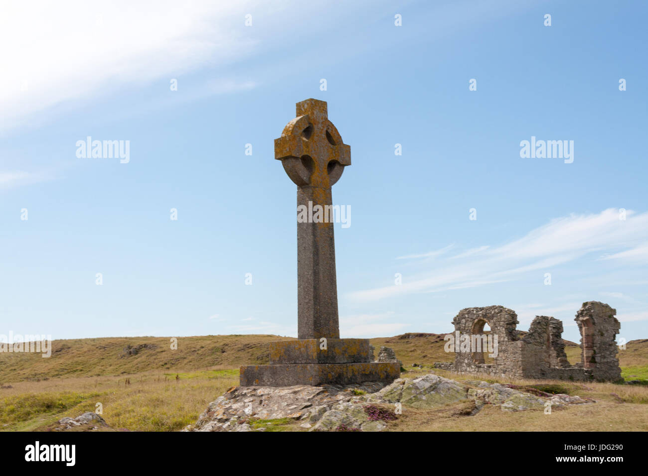 Croce celtica e resti di St Dynwen la chiesa, Llandwyn, Anglesey, Gwynedd, Wales, Regno Unito Foto Stock