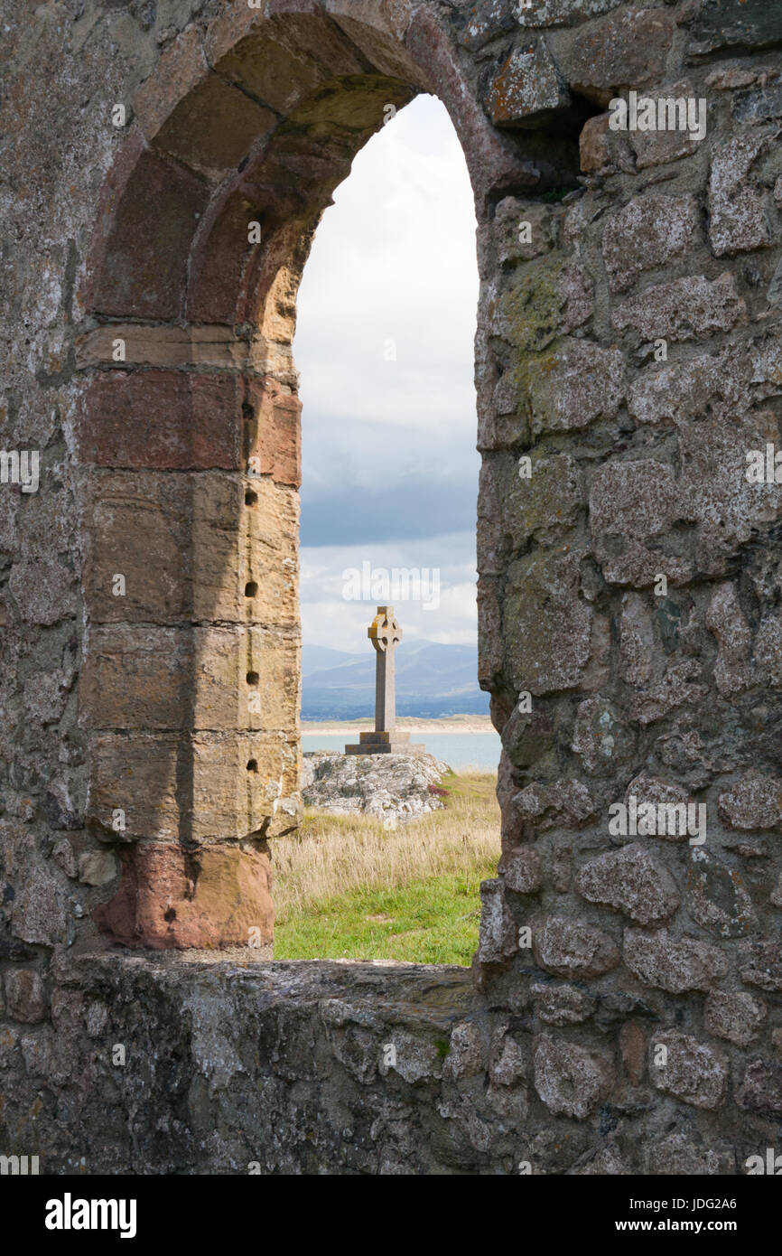 Croce celtica e resti di St Dynwen la chiesa, Llandwyn, Anglesey, Gwynedd, Wales, Regno Unito Foto Stock