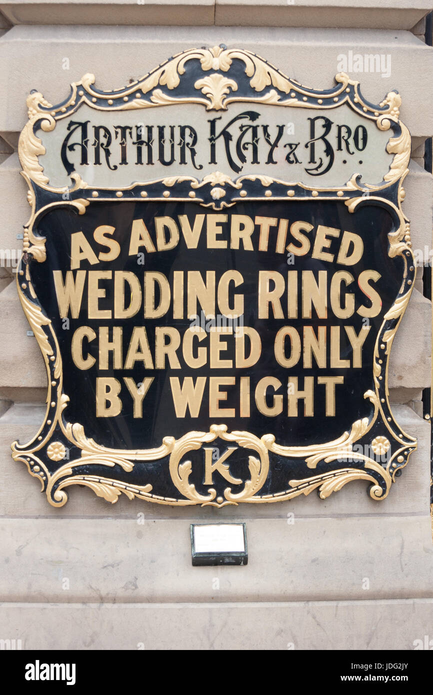 Segno per Arthur Kay e fratello gioielleria vendita anelli di nozze in peso, Manchester, Inghilterra, Regno Unito Foto Stock