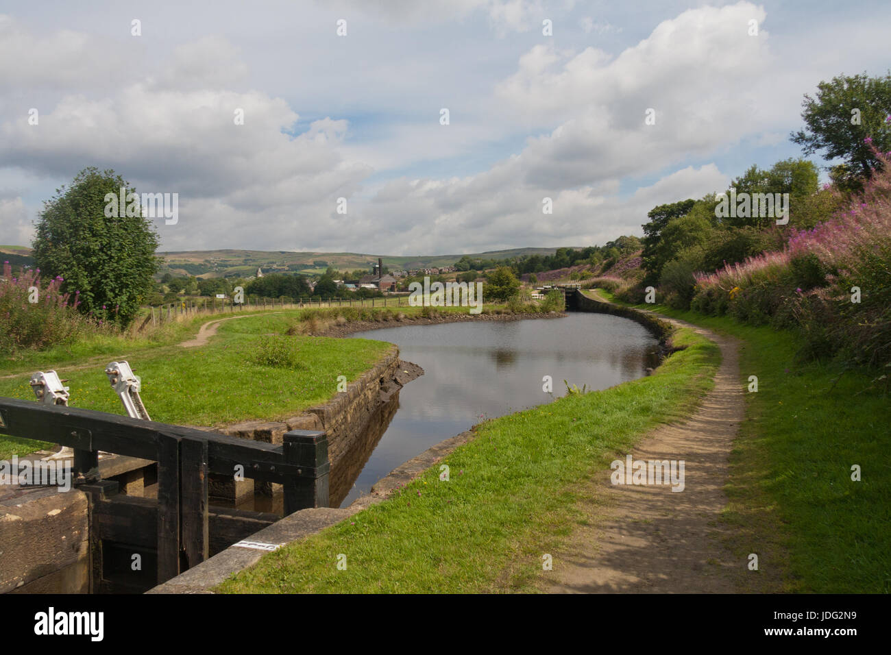 Pound e della serratura del Huddersfield Narrow Canal, Uppermill, Oldham, Lancashire, Inghilterra, Regno Unito Foto Stock
