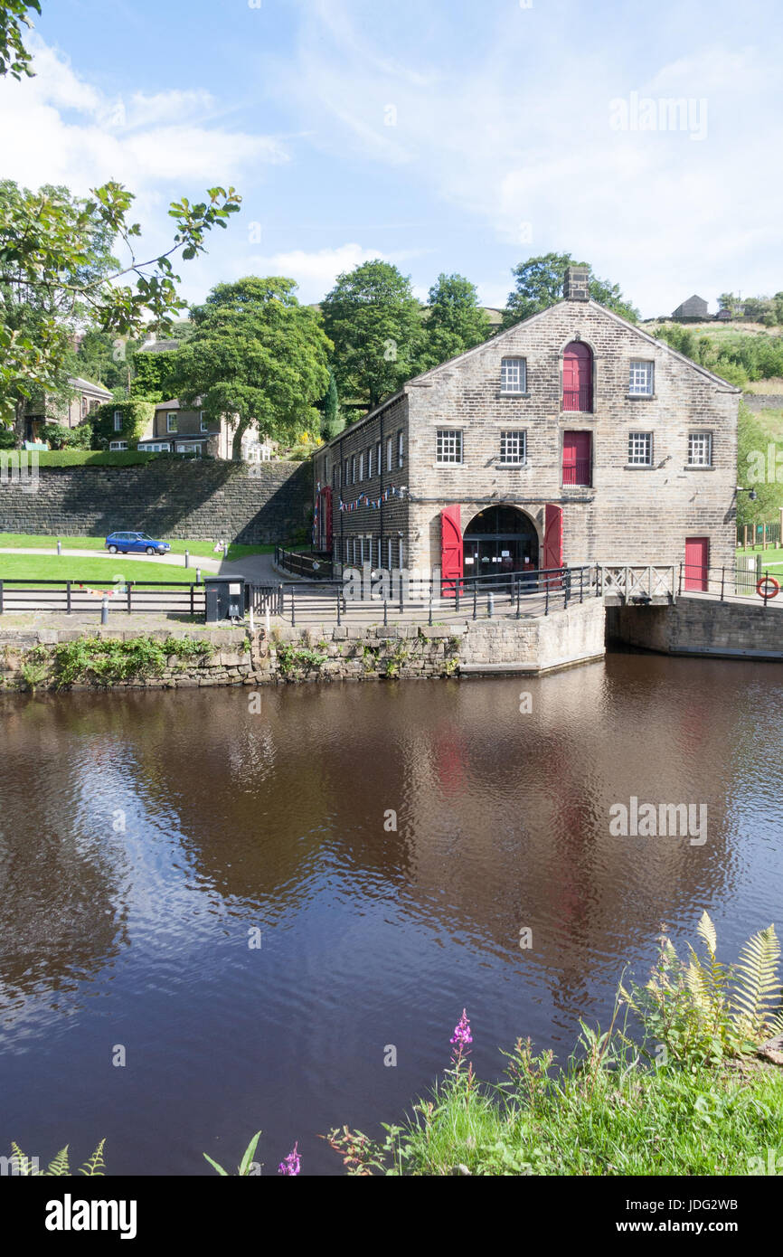 Il canale e il fiume Trust Tunnel Stanedge Visitor Center, Marsden, nello Yorkshire, Inghilterra, Regno Unito Foto Stock