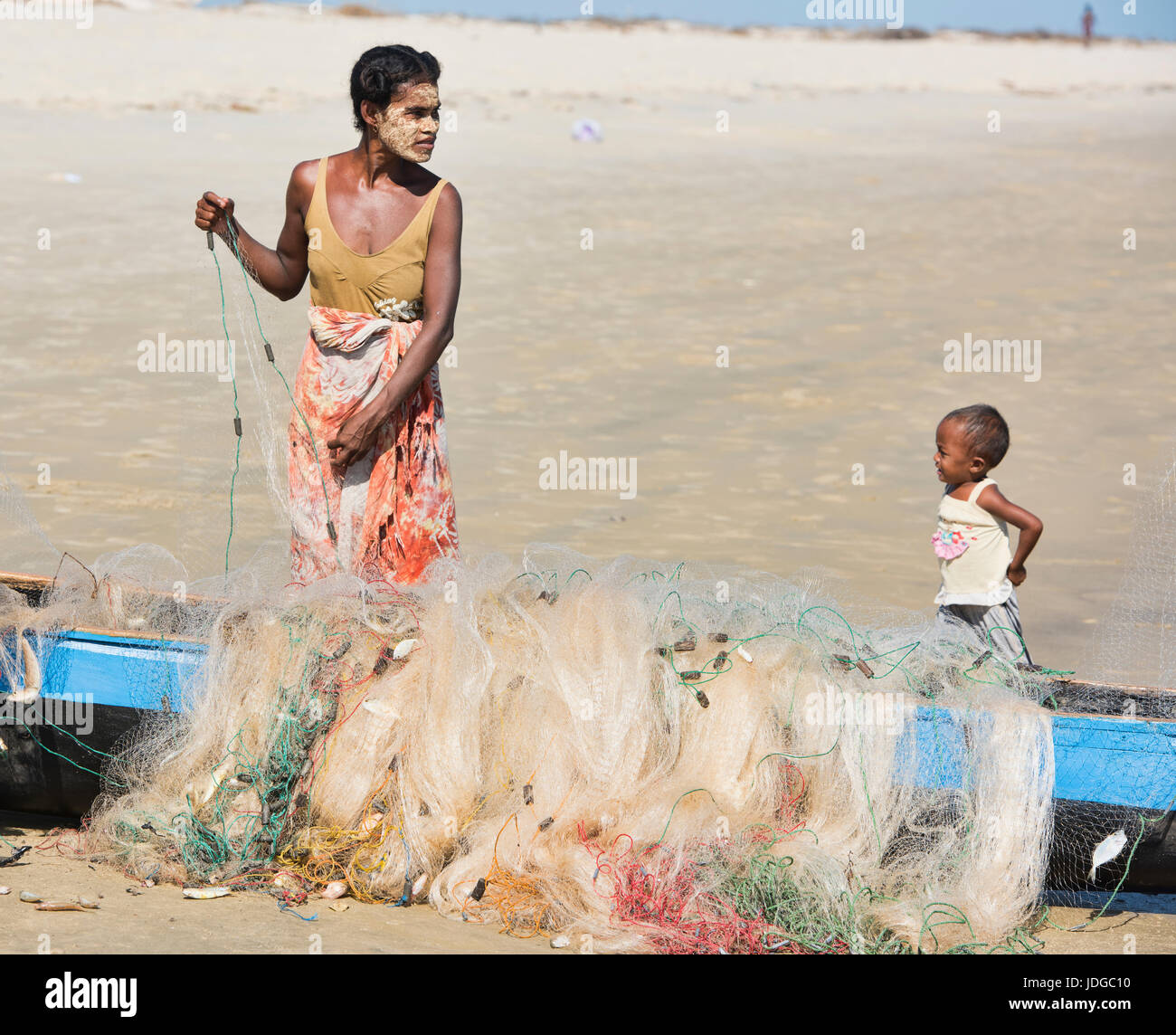 Sakalava donna che lavorano le reti da pesca, Morondava, Madagascar Foto Stock