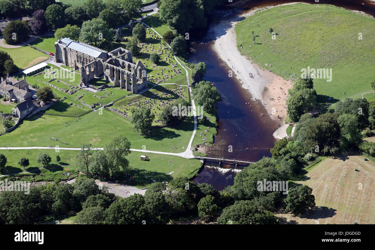 Vista aerea di Bolton Abbey (o Bolton Priory) & River Wharfe, vicino a Skipton, nello Yorkshire, Regno Unito Foto Stock