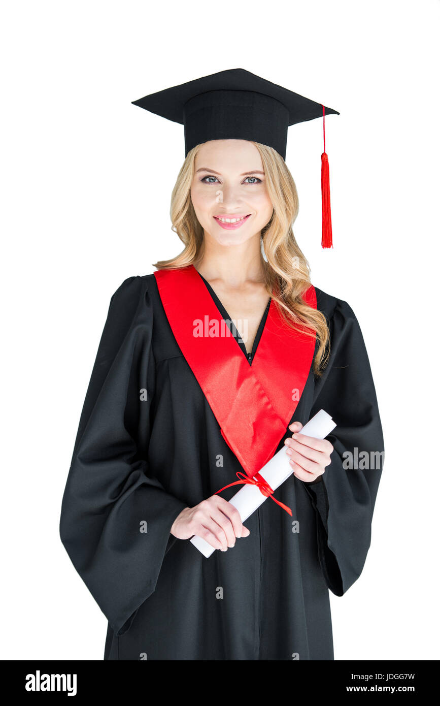 Bella giovane donna nel mondo accademico di trattenimento tappo diploma e sorridente in telecamera Foto Stock