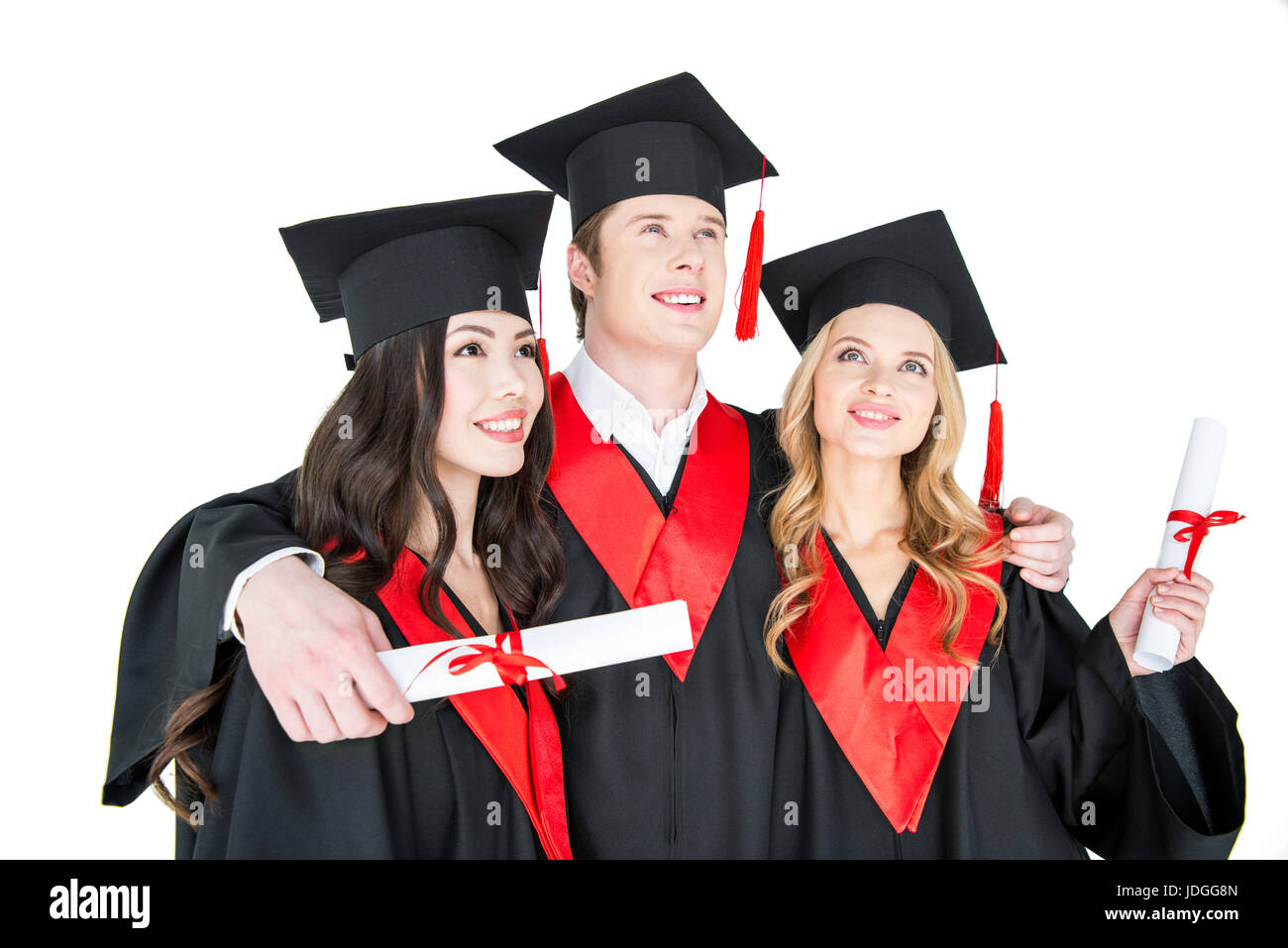 Felice gli studenti nel mondo accademico caps abbracciando permanente con diplomi Foto Stock