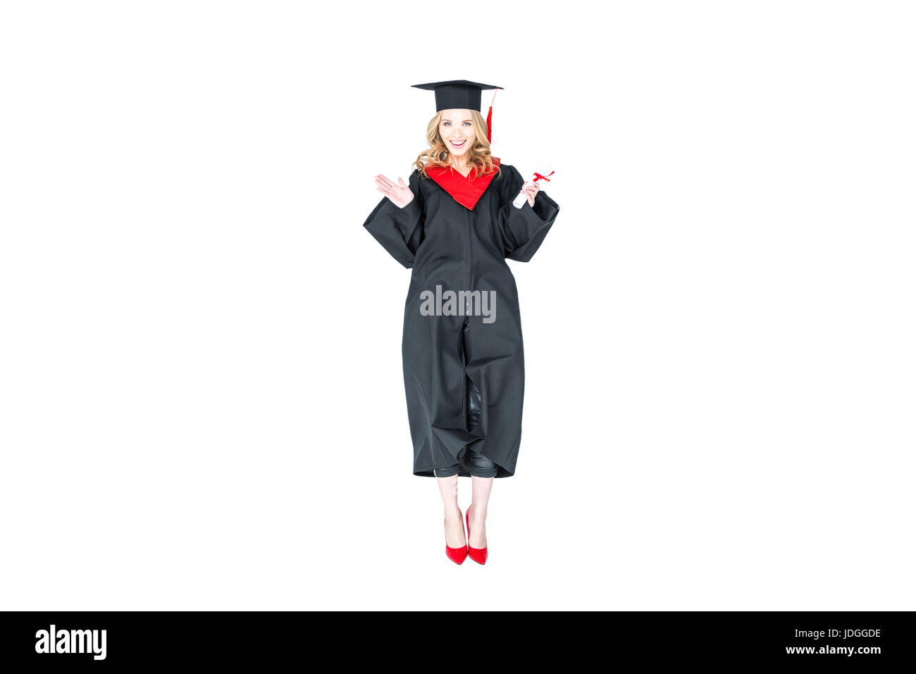 Attraente studente nel tappo di graduazione con diploma jumping isolato su bianco Foto Stock