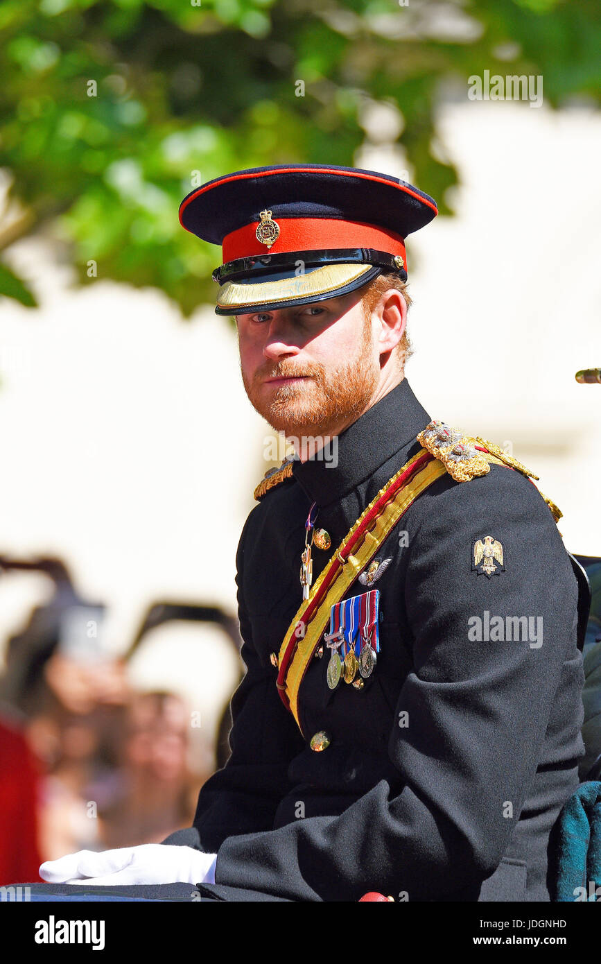 Prince Harry nella sua uniforme militare cerimoniale Blues and Royals al Trooping the Colour 2017, The Mall, Londra, Regno Unito Foto Stock