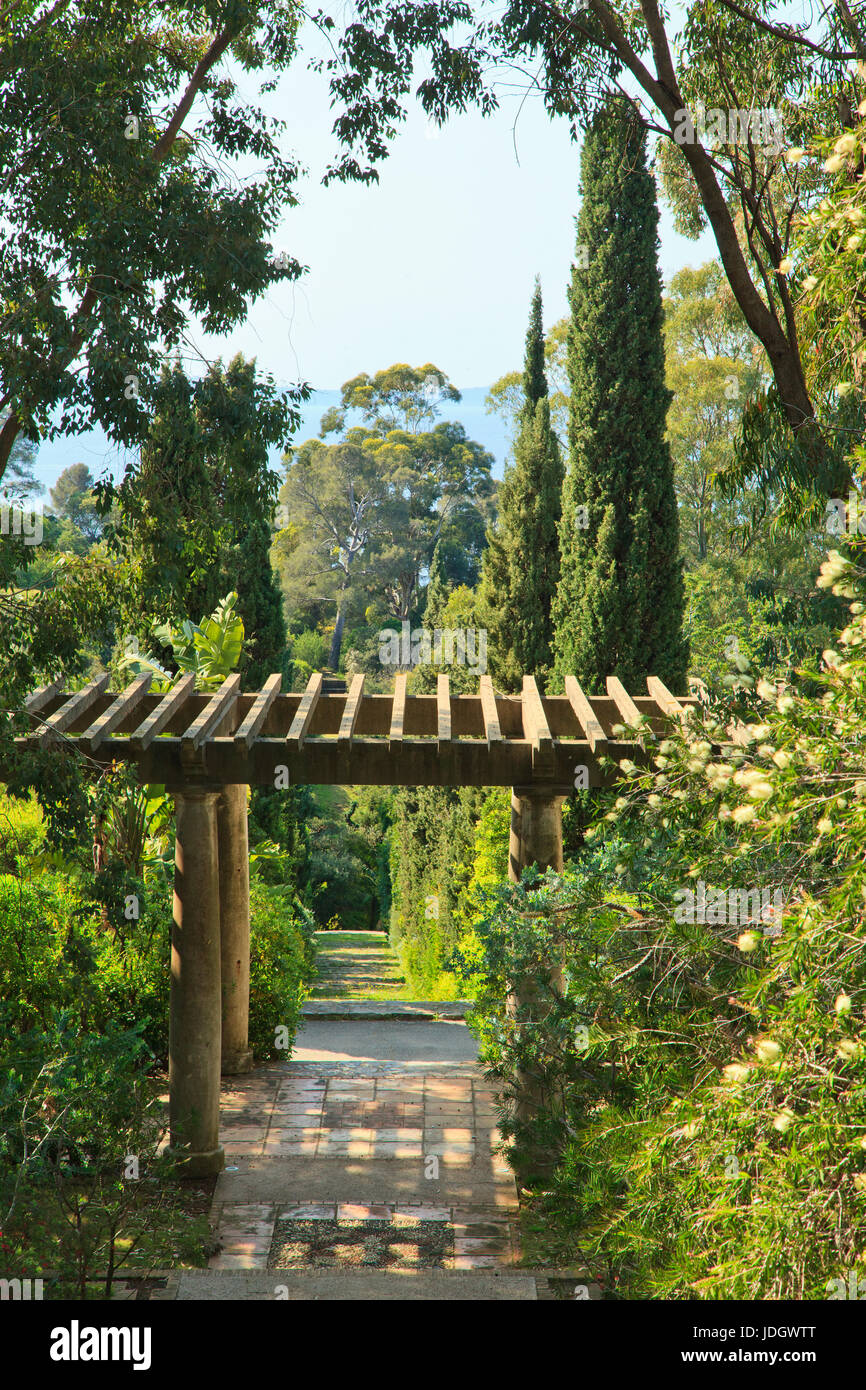 Francia, Var (83), Le Rayol-Canadel-sur-Mer, Domaine du Rayol :, vue sur la pergola et le grand escalier depuis Le jardin d'Australie (utilizzo premere Foto Stock