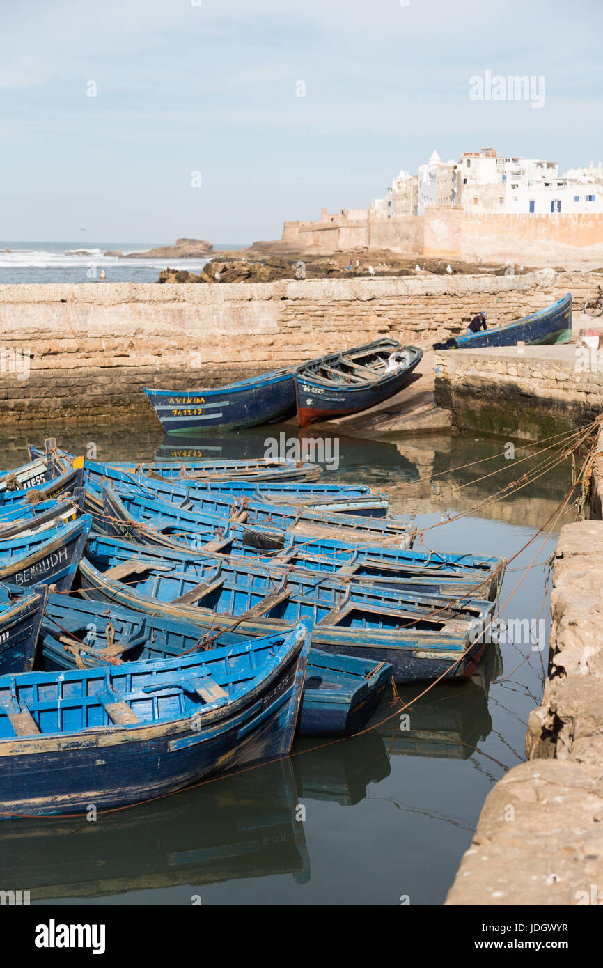 Dipinto di blu barche appartenenti al pescatore giacciono all'interno del vecchio porto di Essaouira, Marocco Foto Stock