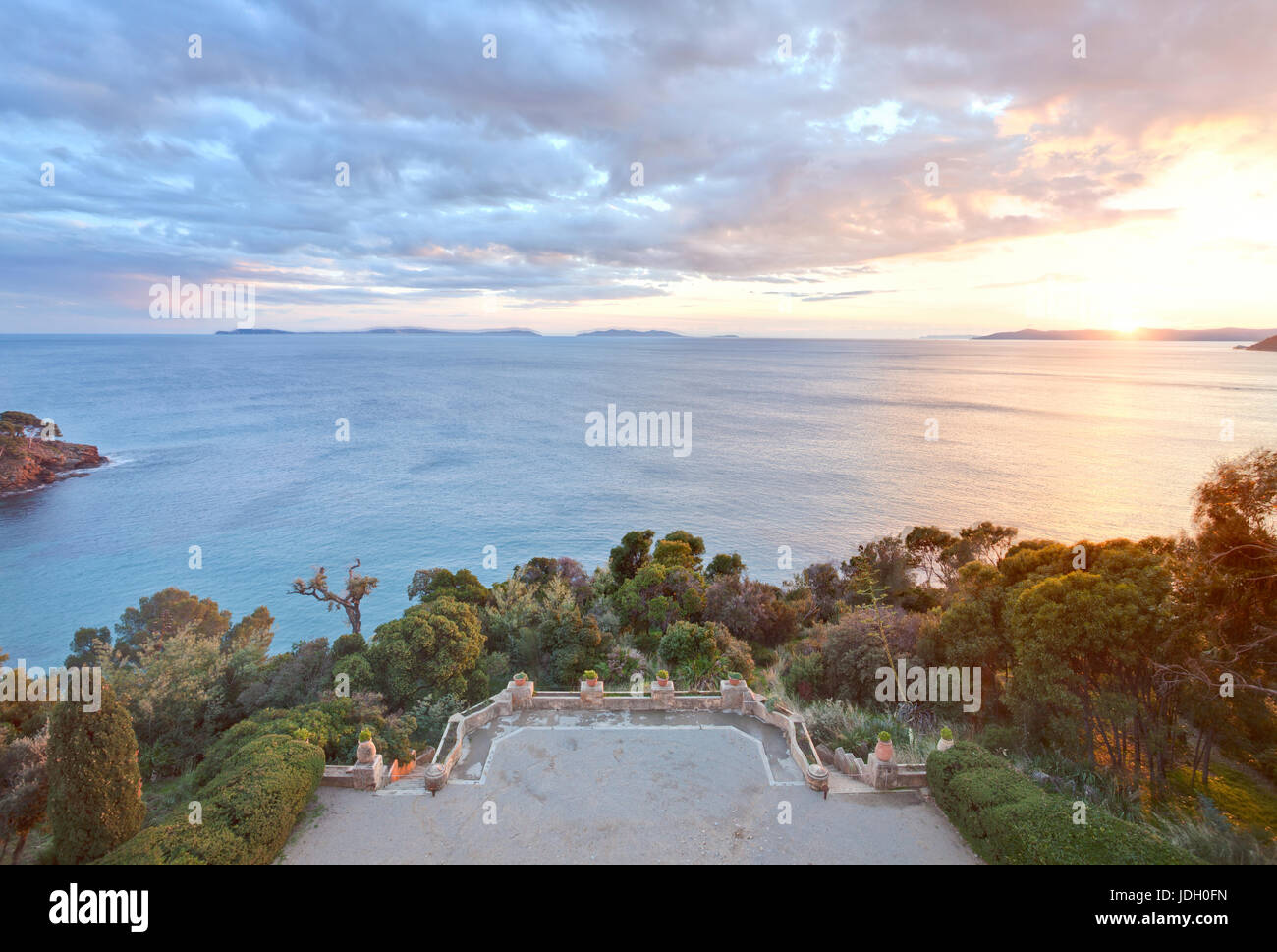 Francia, Var (83), Le Rayol-Canadel-sur-Mer, Domaine du Rayol :, vue depuis le toit-terrasse de l'Hôtel de la mer sur les Îles d'Hyères au coucher du sol Foto Stock