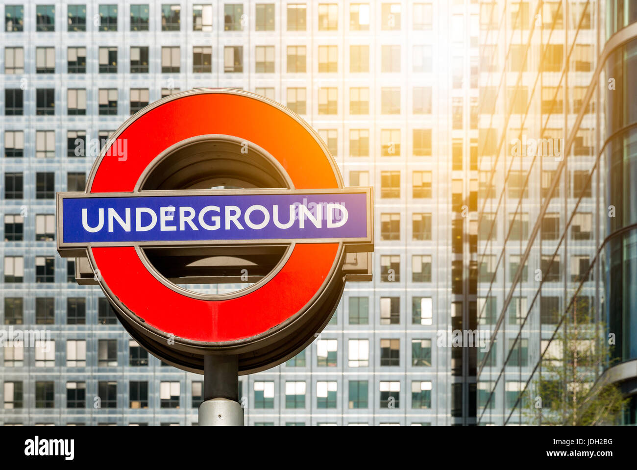 Londra, Inghilterra - Aprile 3, 2017: La metropolitana di Londra segno al di fuori del Canary Wharf Stazione nel Quartiere Finanziario.La Londra "metropolitana" logo sarà Foto Stock