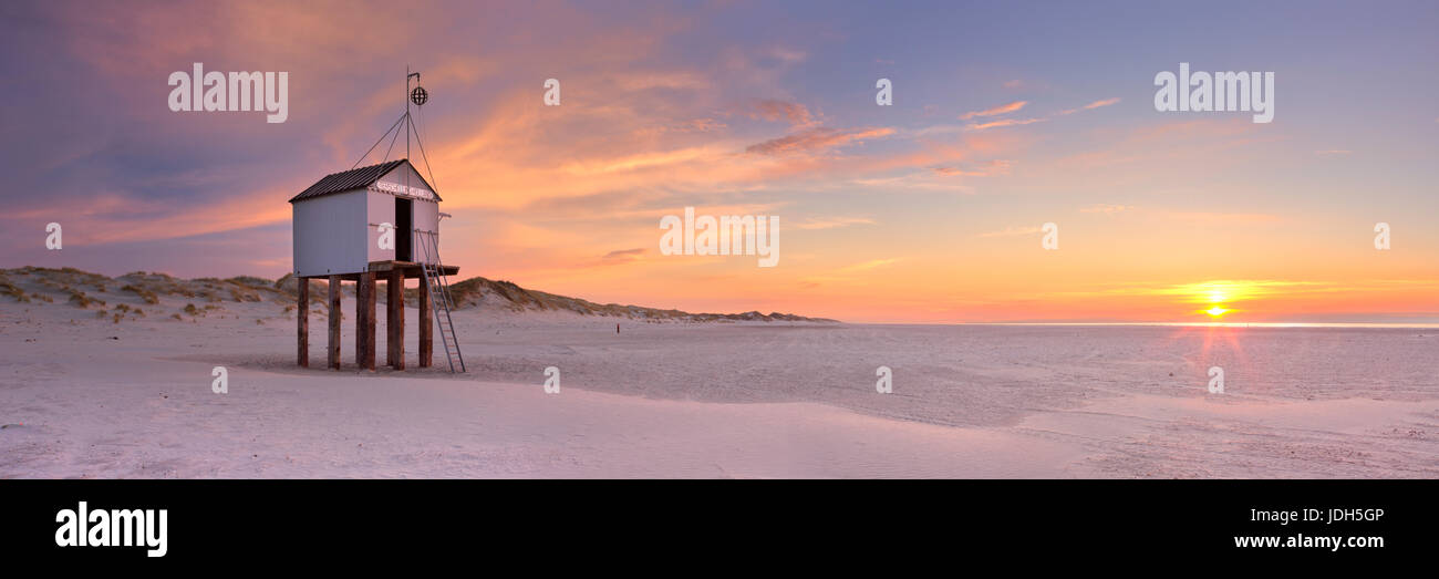 Rifugio capanna sulla spiaggia dell'isola di Terschelling nei Paesi Bassi. Fotografato al tramonto. Foto Stock