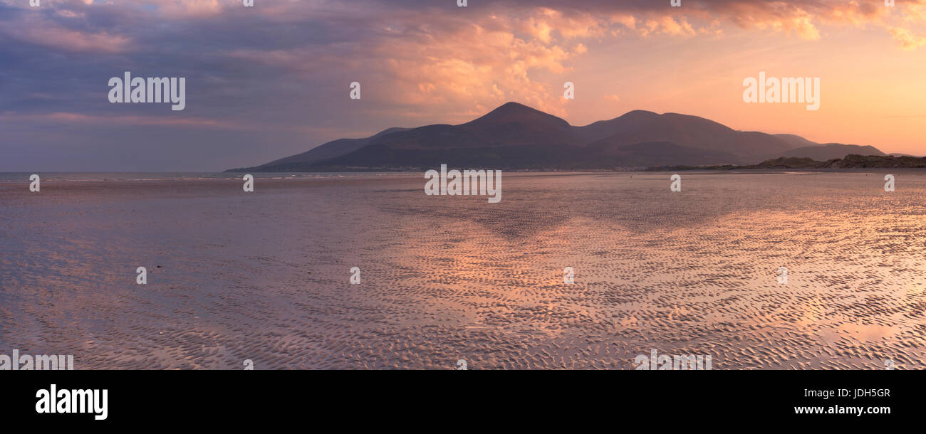 La Mourne Mountains in Irlanda del Nord al tramonto, fotografati da Murlough Beach. Foto Stock