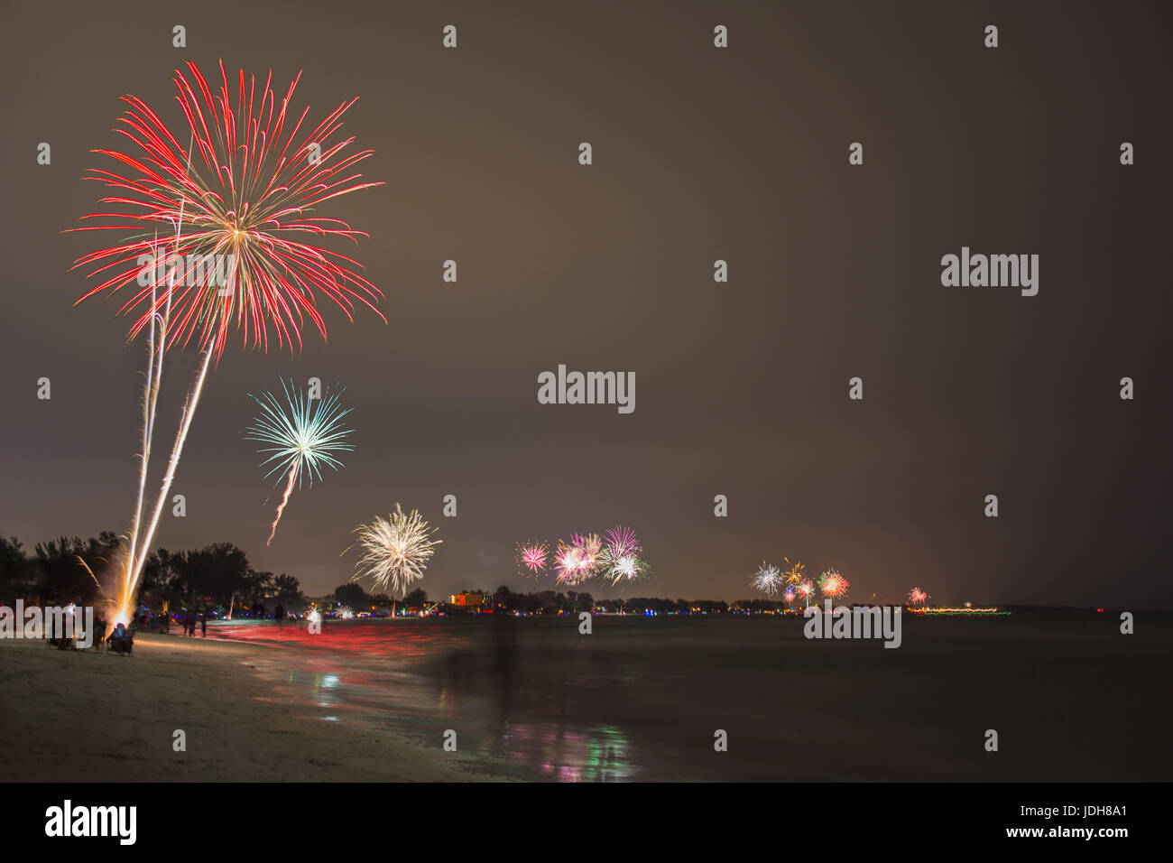 Nuovi anni fuochi d'artificio sulla spiaggia - Anna Maria Island, Florida, Stati Uniti d'America Foto Stock