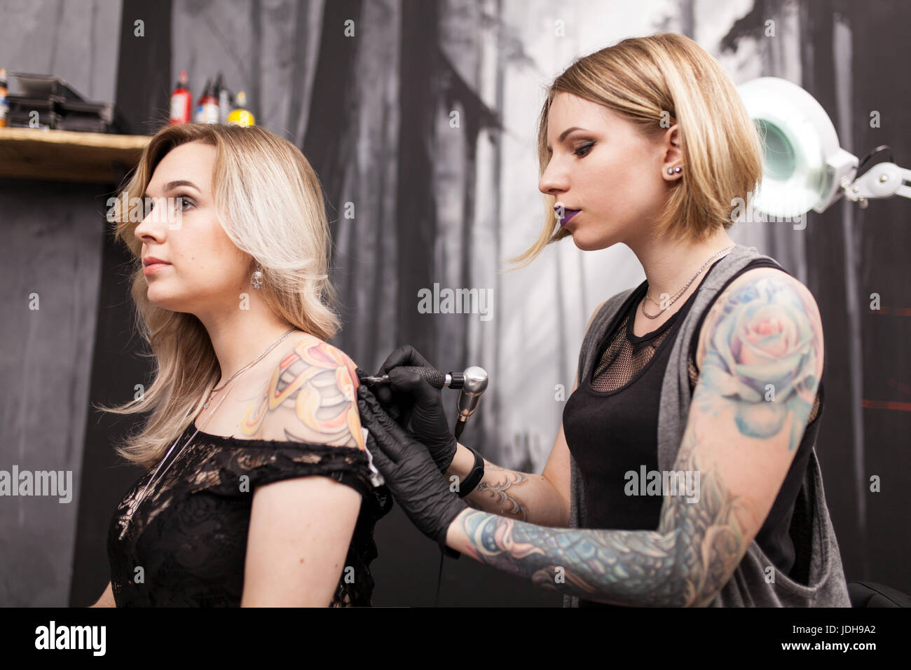 Tattoo Artist in un studio Foto Stock