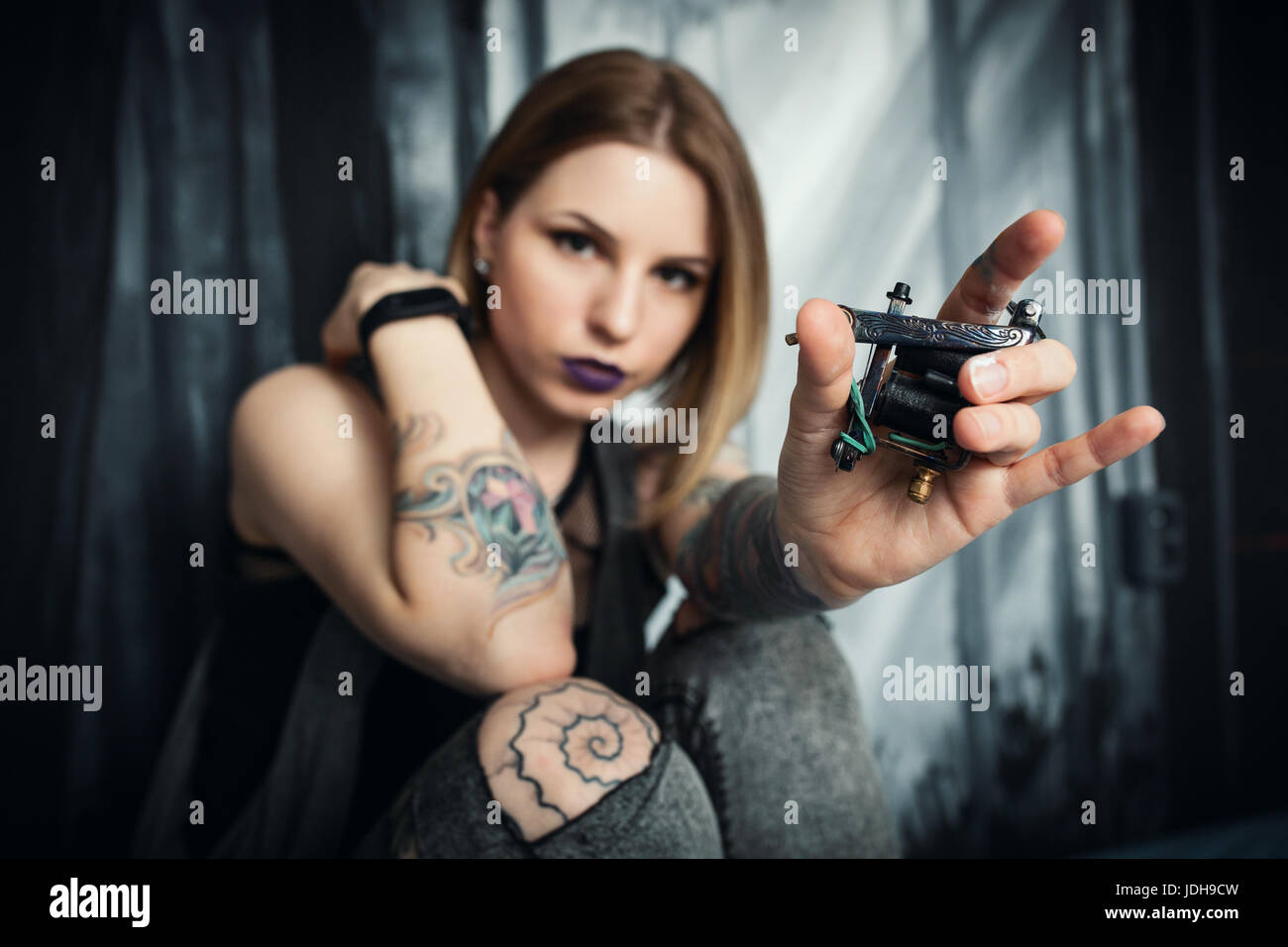 Tattoo Artist in un studio Foto Stock