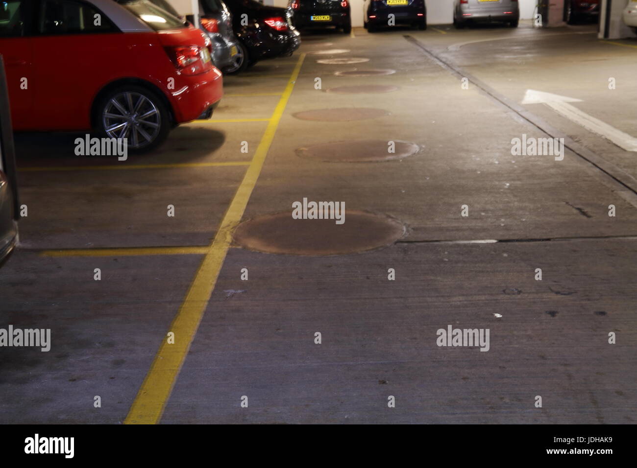 Età del Bronzo post fori nel centro commerciale parcheggio,Dorchester Foto Stock