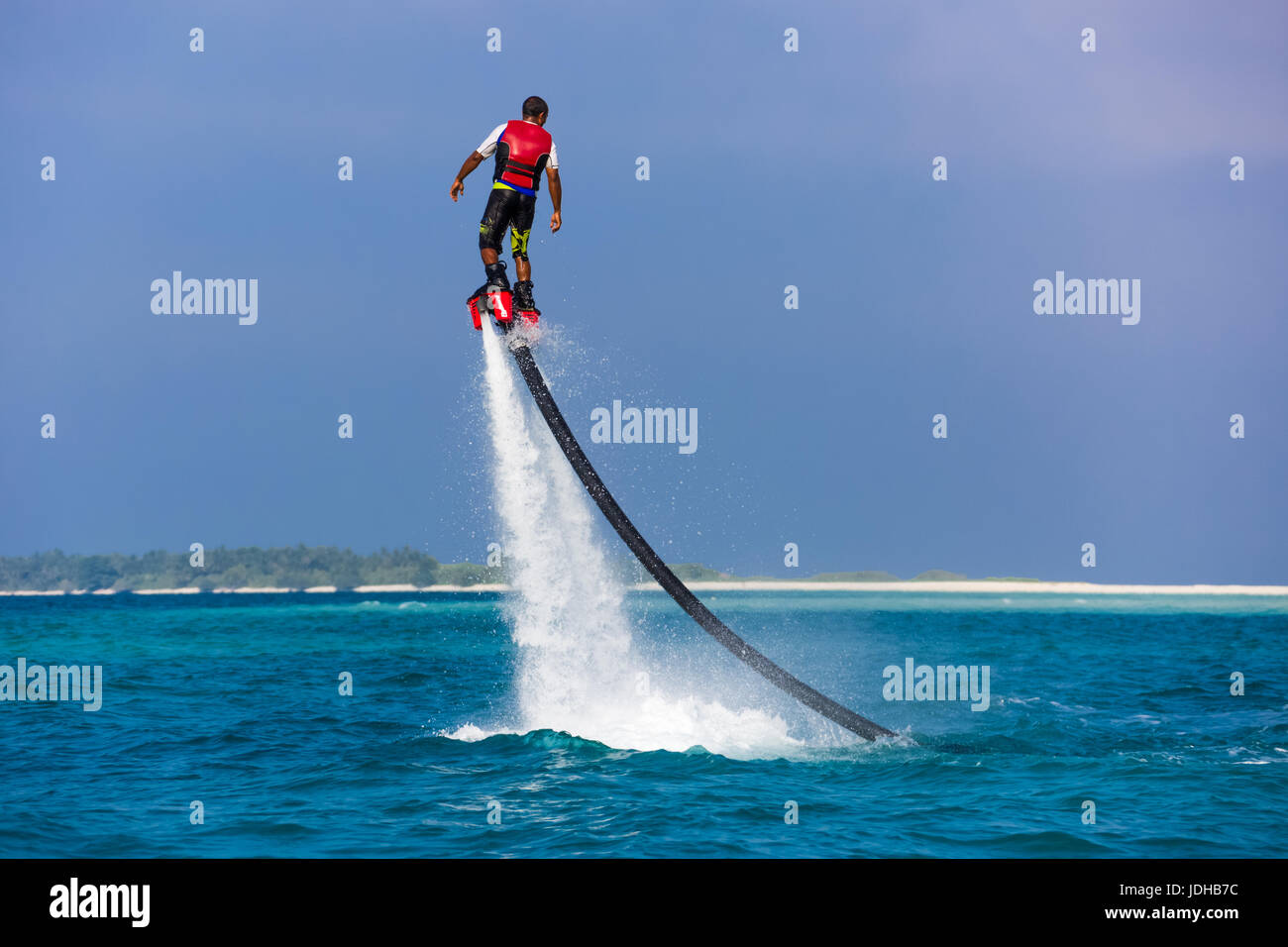 Fly board nel mare tropicale sfondo, uomo saltando in acqua profonda. Jet ski powered equipaggiamento da sport acquatici Foto Stock