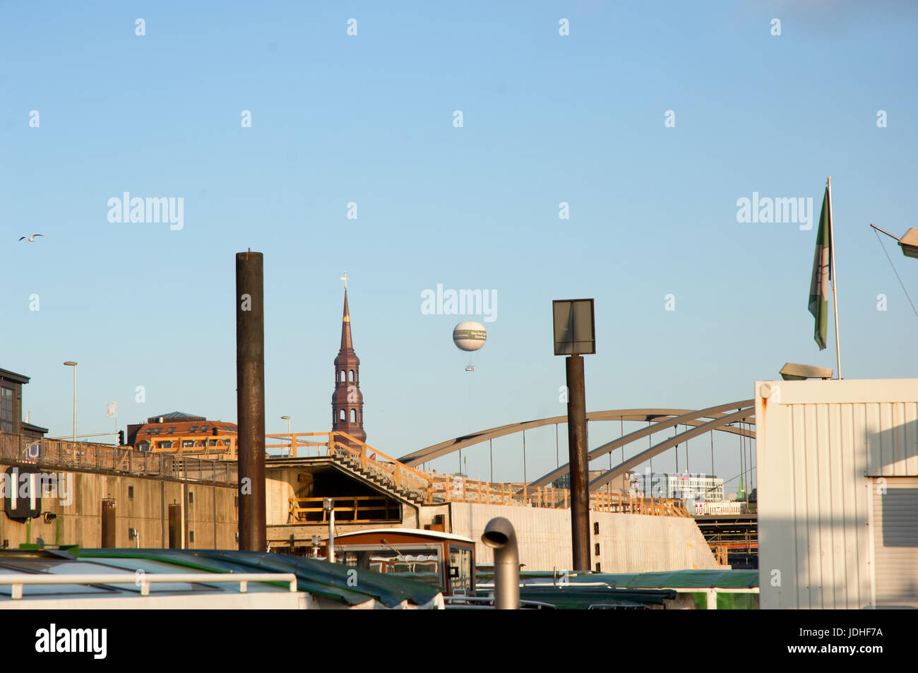 Hamburg mit Heißluftballon Foto Stock