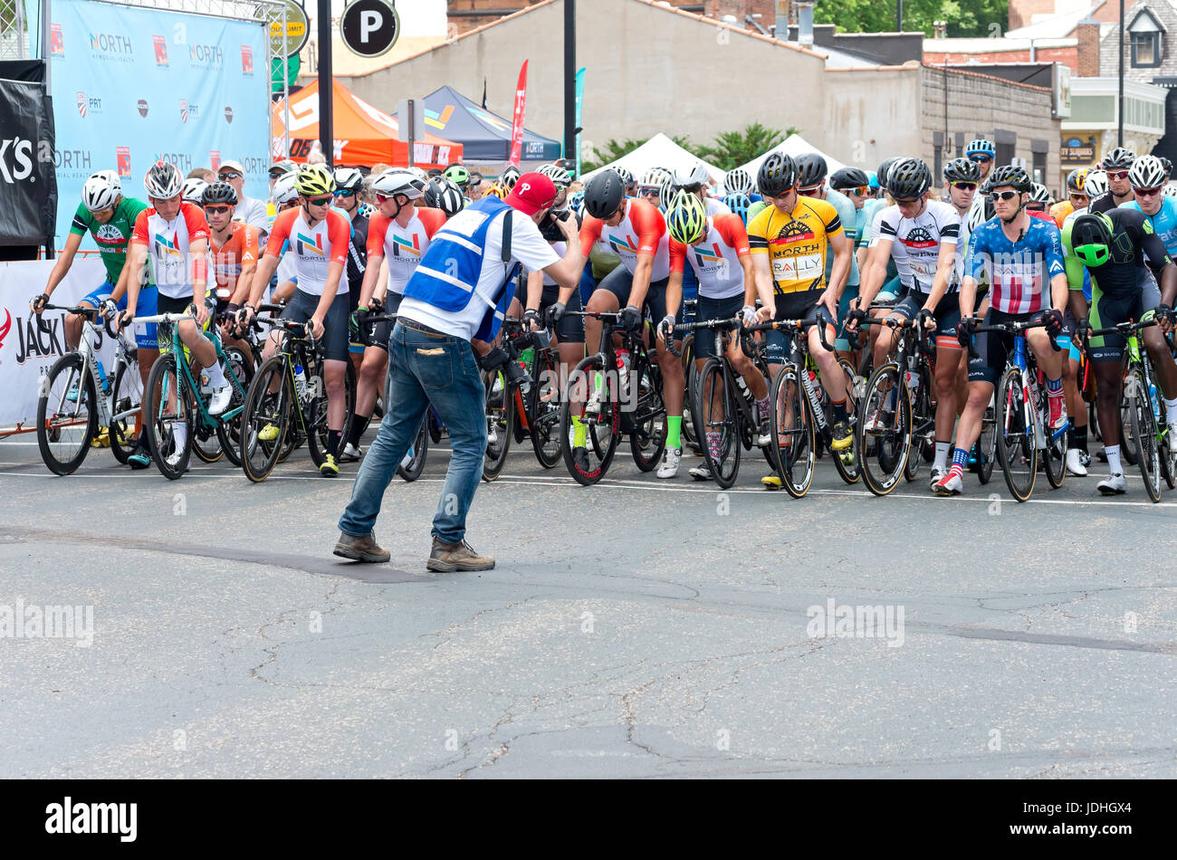 I ciclisti si radunano in linea di partenza per 2017 north star grand prix fase sei in stillwater minnesota per il criterium mens Foto Stock