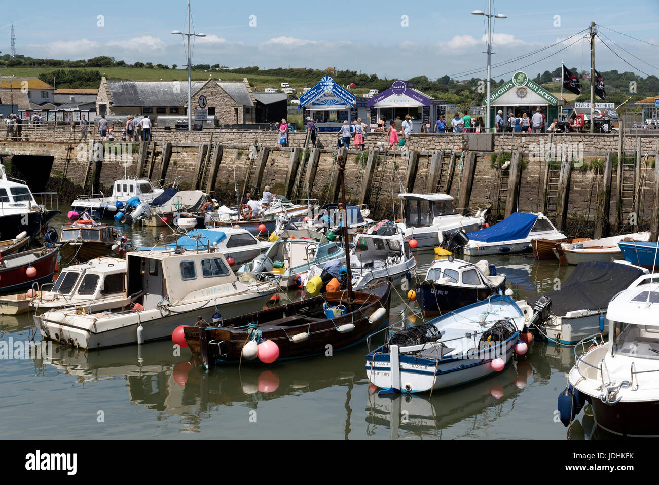 Il porto di West Bay su Jurassic Coast in West Dorset England Regno Unito. Giugno 2017. La pesca e le imbarcazioni private con la bassa marea. Foto Stock