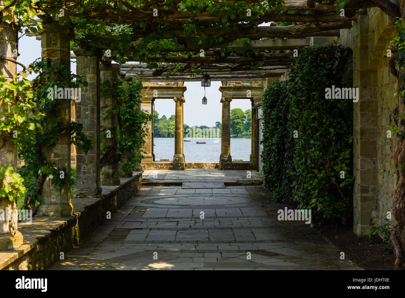 Un trellis la passerella che conduce al Lago di Hever, il castello di Hever Castle & Gardens, Hever, Edenbridge, Kent, England, Regno Unito Foto Stock