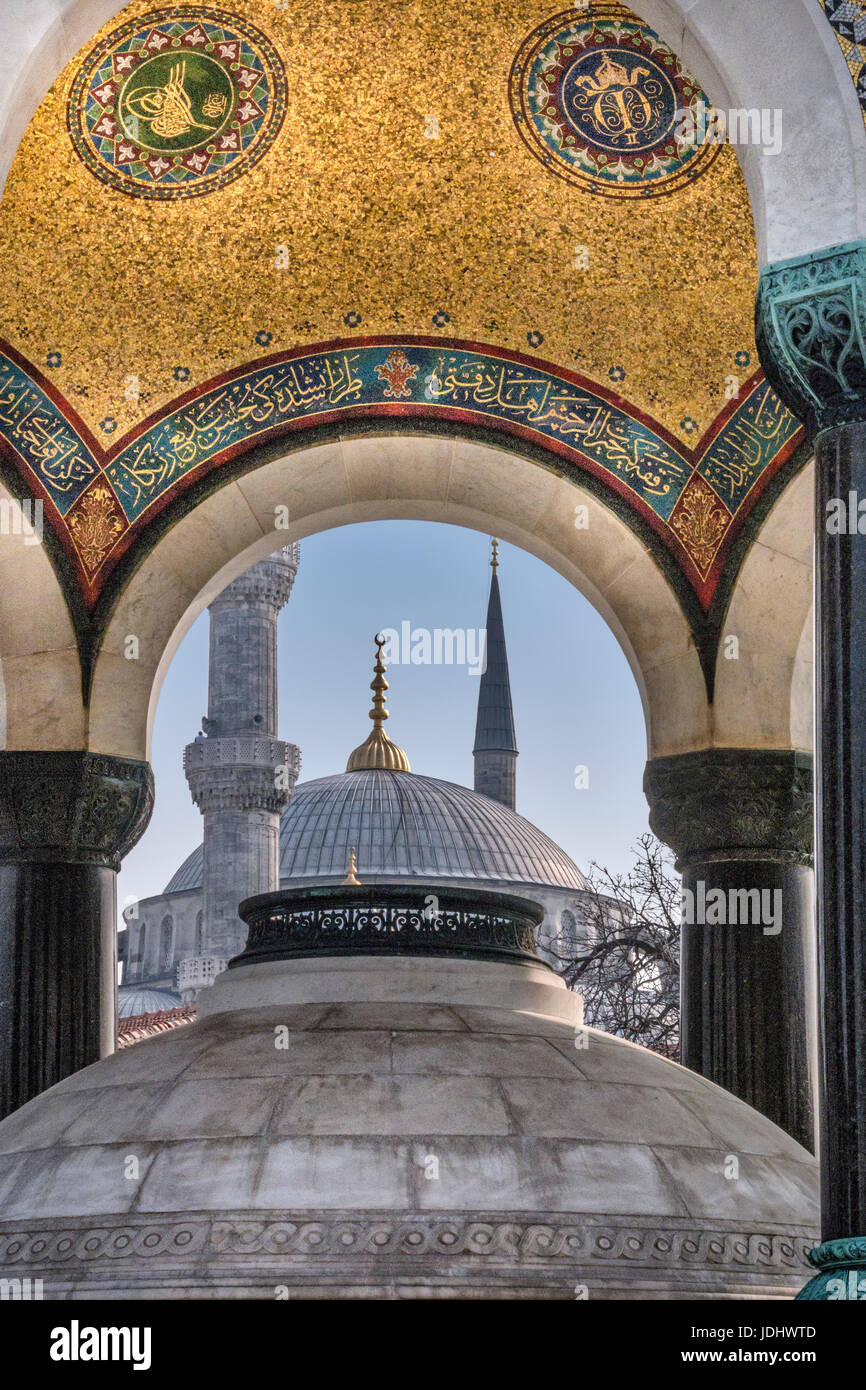Vista della Moschea di Sultanahmet come visto sotto la Fontana di tedesco, Sultanahmet area ippodromo, Istanbul Turchia Foto Stock