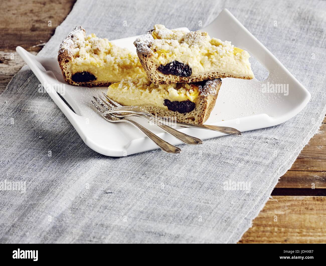 Il budino crumble torta con prugne Foto Stock