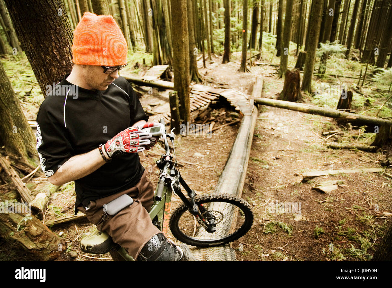 L uomo e la mountain bike sul sentiero. Non Vancouver, BC Canada Foto Stock