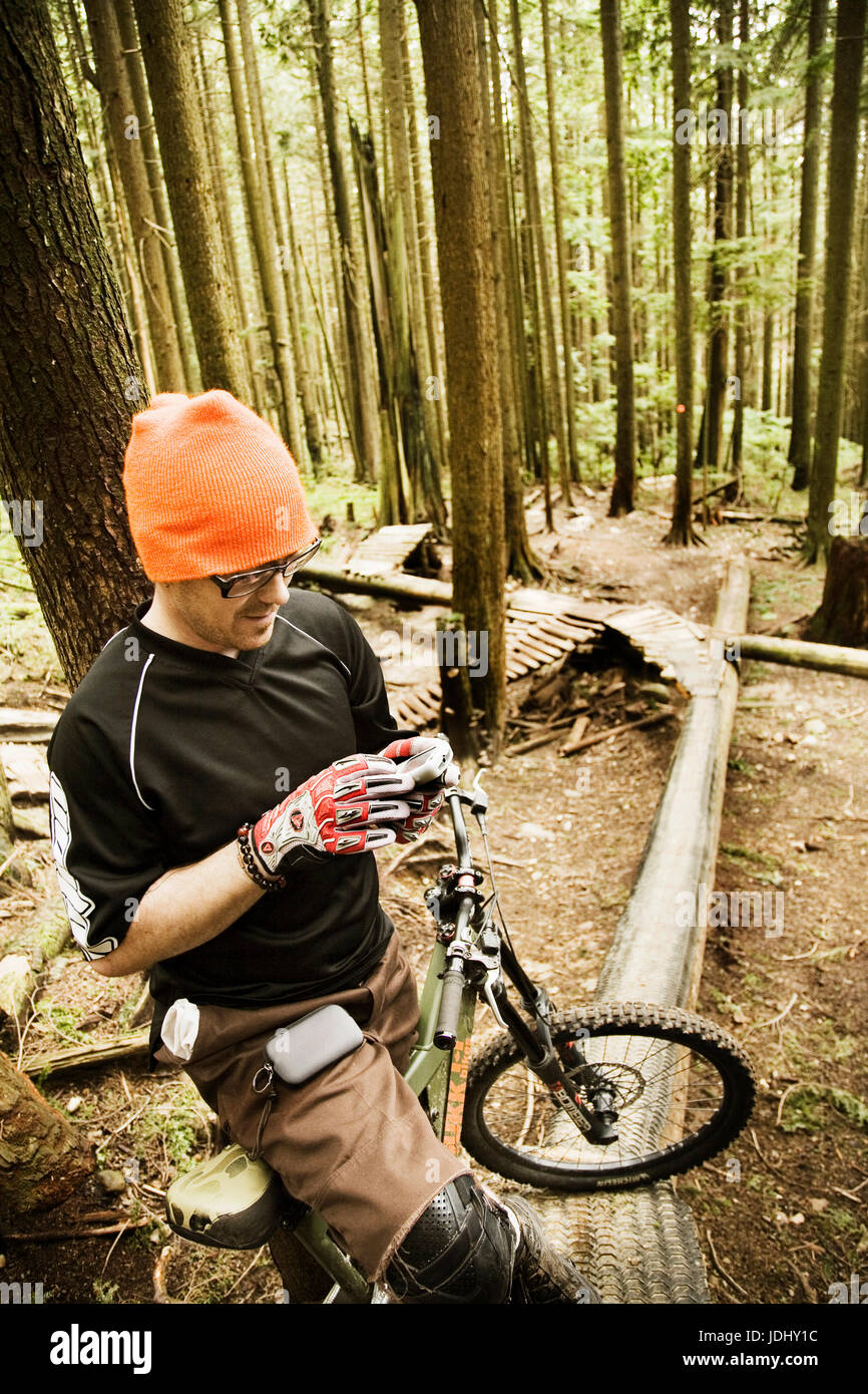 L uomo e la mountain bike sul sentiero. Non Vancouver, BC Canada Foto Stock