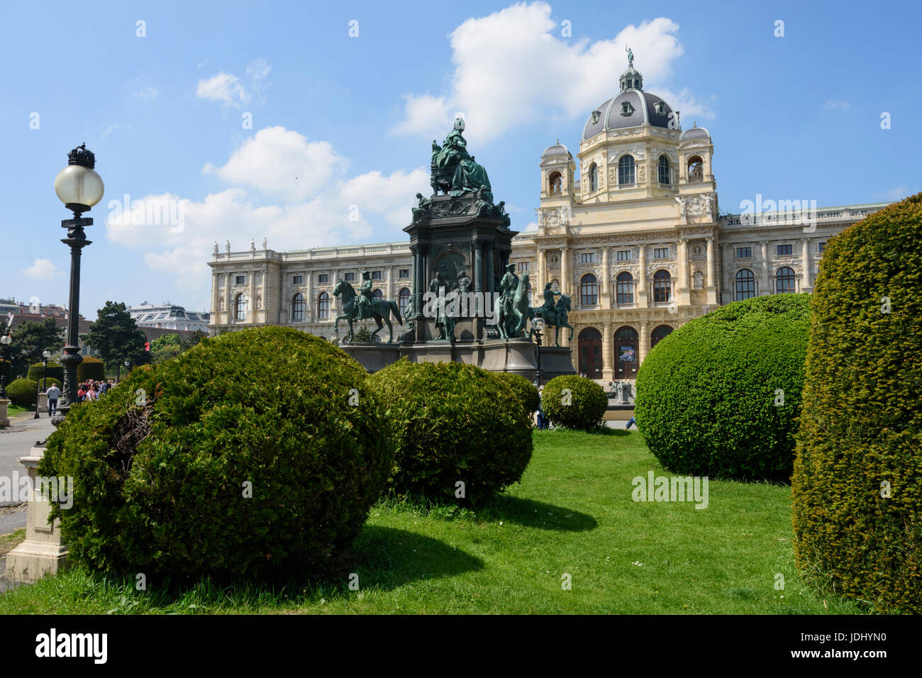 Austria. Vienna. Maria Theresien Platz con la statua di Maria Theresia e il Museo di Storia Naturale Foto Stock