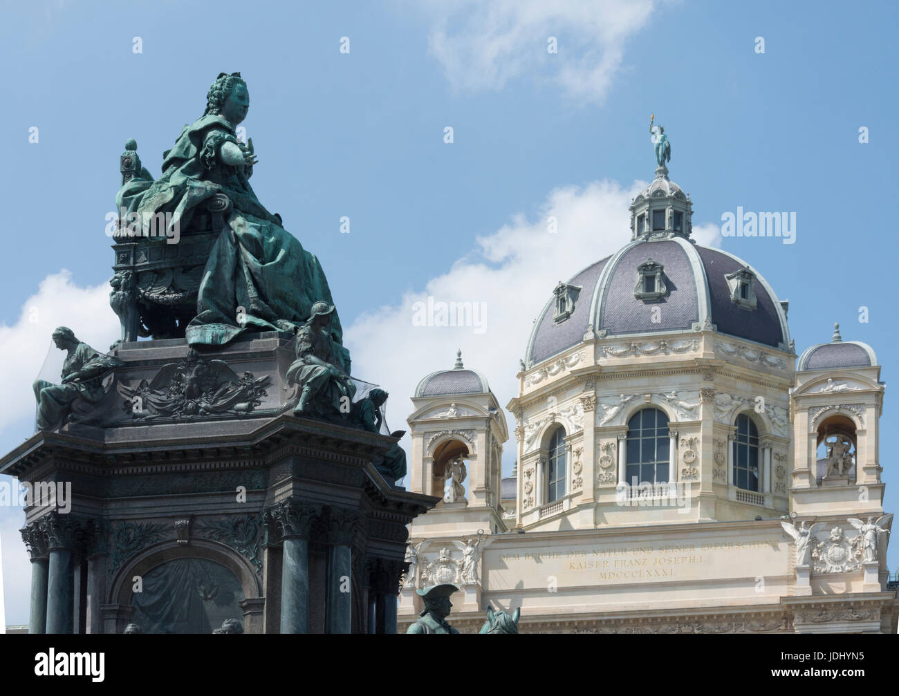 Austria. Vienna. Maria Theresien Platz con dettaglio della statua di Maria Theresia e il Museo di Storia Naturale Foto Stock