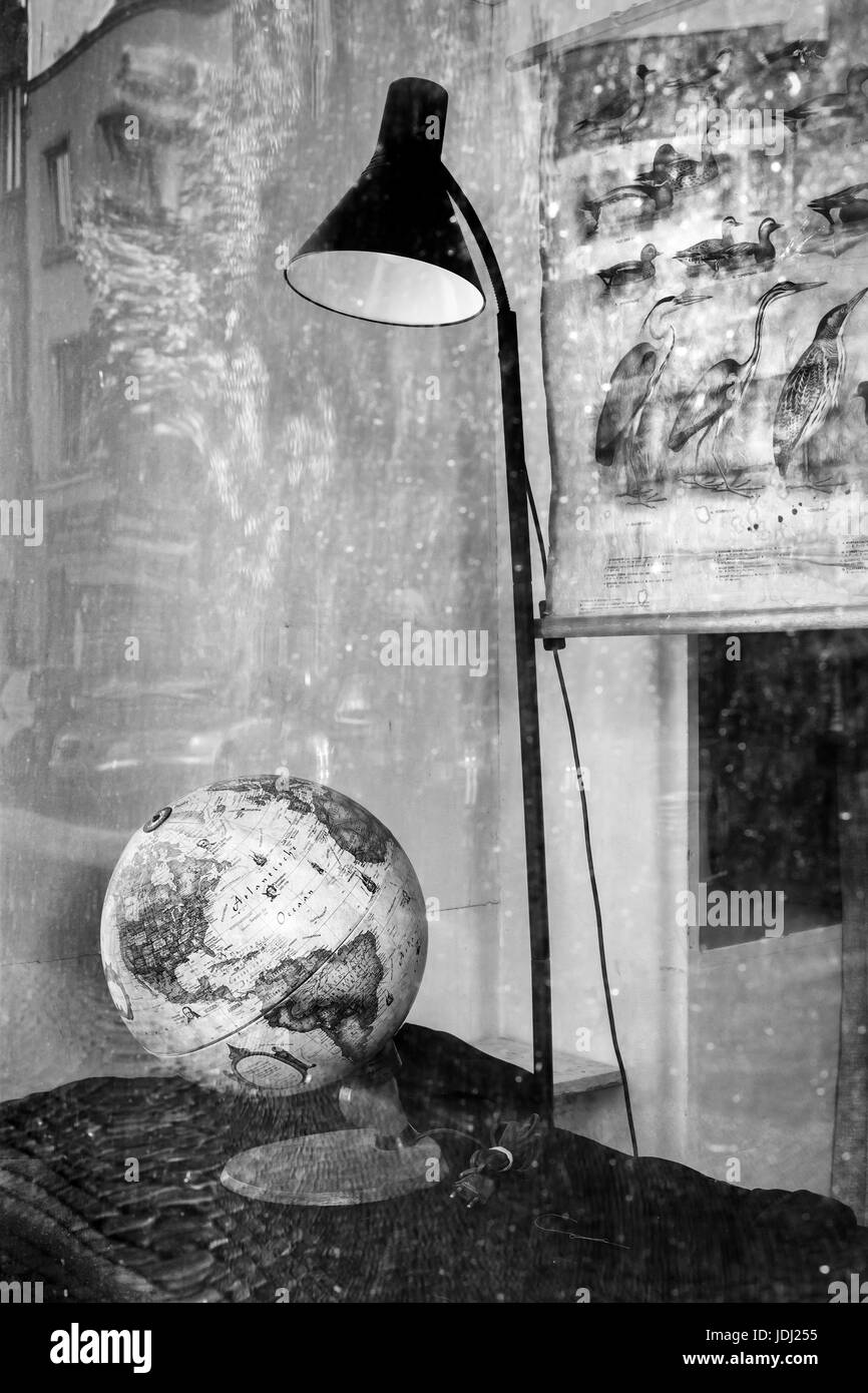 Old Globe e lampada sparato attraverso una sporca finestra del negozio (Mechelen, Belgio) Foto Stock